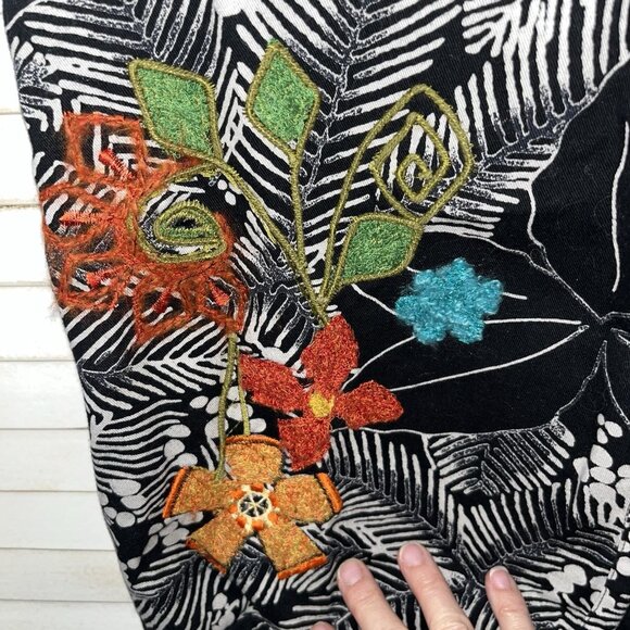 Chico’s Boho Black Art Embroidered Floral Open Vest Size 1/ US 8 Med - Picture 6 of 8